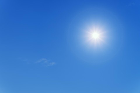 Das Bild zeigt einen blauen Himmel mit der Sonne.