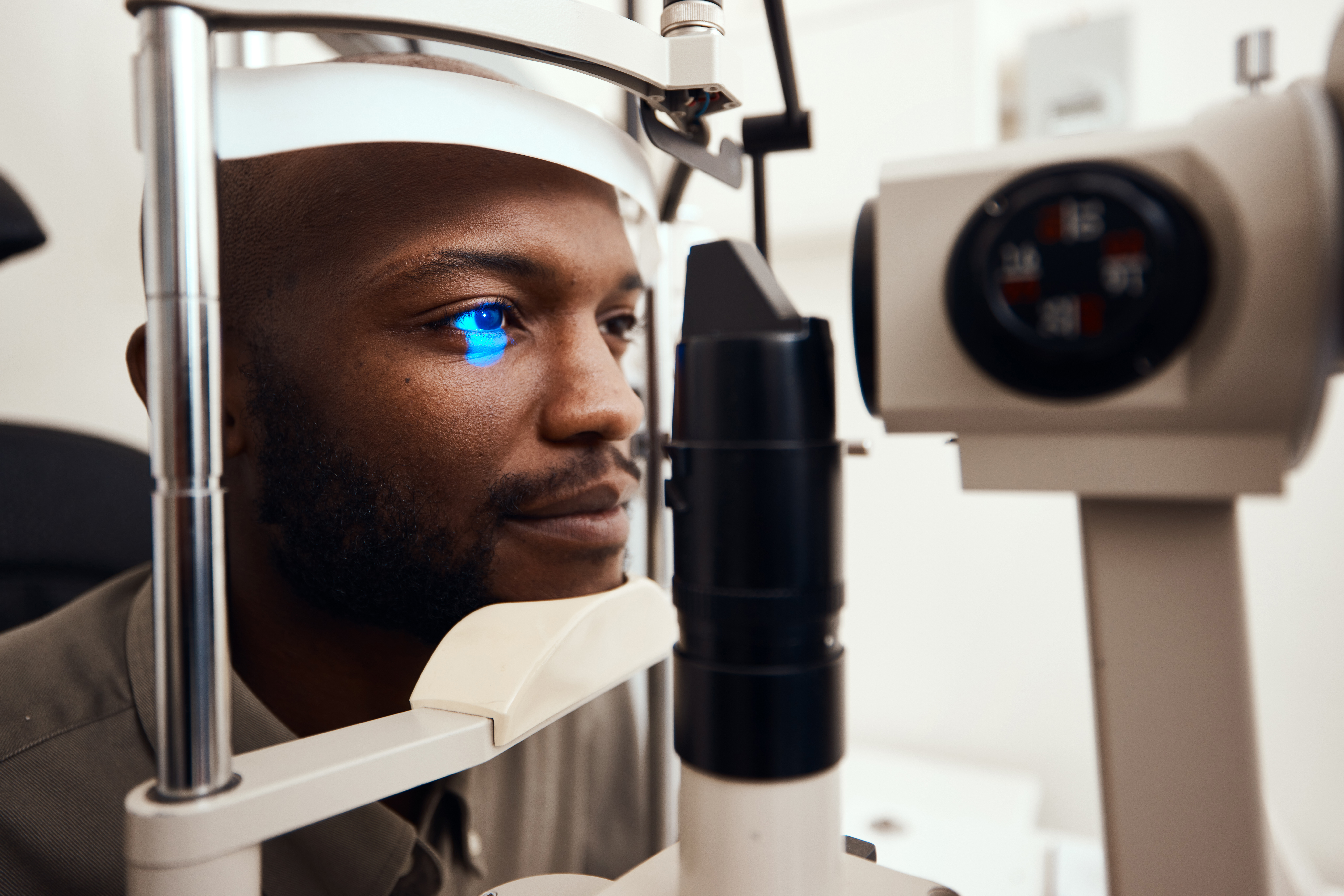 Das Bild zeigt einen Mann, bei dem eine Augenmessung durchgeführt wird.