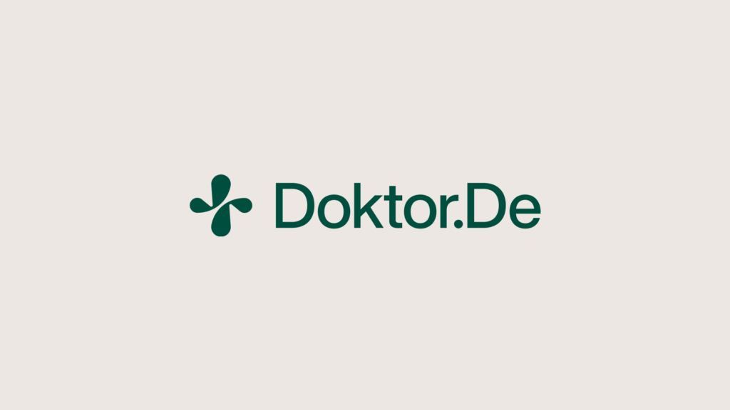 Grünes Doktor.De-Logo mit stilisiertem Kreuzsymbol auf weißem Hintergrund.